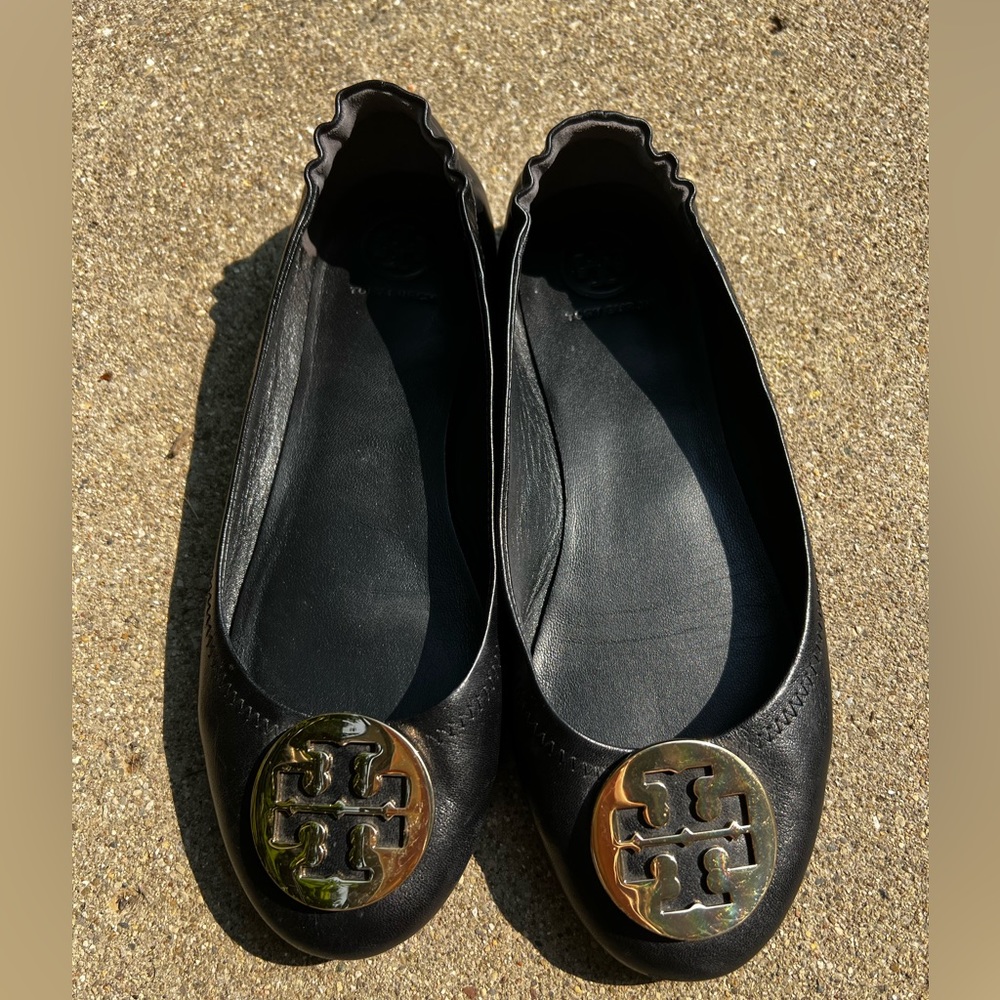LIKE NEW Tory Burch black leather flats! <3